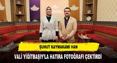 Şuhut Kaymakamı Han Vali Yiğitbaşı'yla Hatıra Fotoğrafı Çektirdi