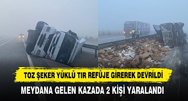Toz Şeker Yüklü Tır Refüje Girerek Devrildi