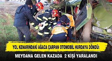YOL KENARINDAKİ AĞACA ÇARPAN OTOMOBİL HURDAYA DÖNDÜ: