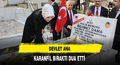 Devlet Ana Karanfil Bıraktı Dua Etti