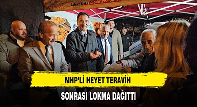 MHP'li Heyet Teravih Sonrası Lokma Dağıttı