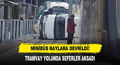 Minibüs Raylara Devrildi!