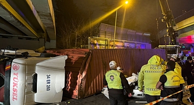 Tır Otomobilin Üzerine Devrildi 4 kişi Öldü