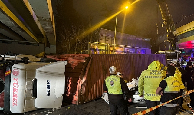 Tır Otomobilin Üzerine Devrildi 4 kişi Öldü