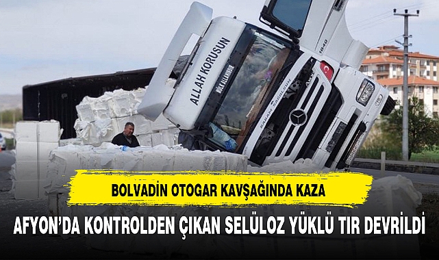 AFYON'DA KONTROLDEN ÇIKAN SELÜLOZ YÜKLÜ TIR DEVRİLDİ