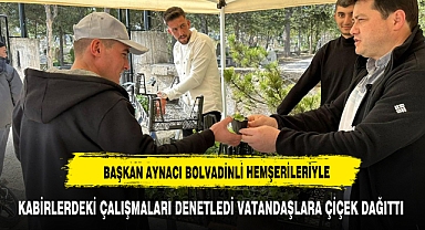 BAŞKAN AYNACI KABİRDE VATANDAŞLARLA BULUŞTU ÇİÇEK DAĞITTI