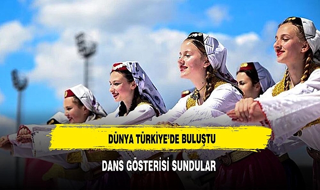 Dünyanın dört bir yanından gelen çocuklar dans gösterisi sundu