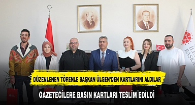 Gazeteciler düzenlenen törenle basın kartlarını Başkan Ülgen'den aldı