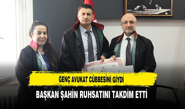 Genç Avukat Cübbesini Giydi Başkan Şahin Ruhsatını Takdim Etti