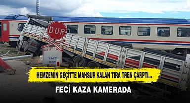 Hemzemin Geçitte Mahsur Kalan Tıra Tren Çarptı... Feci Kaza Kamerada