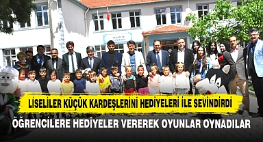 Liseliler Küçük Kardeşlerini Hediyeleri ile Sevindirdi