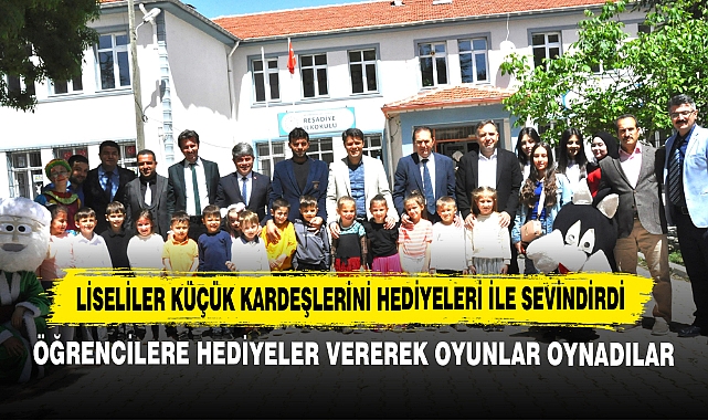 Liseliler Küçük Kardeşlerini Hediyeleri ile Sevindirdi