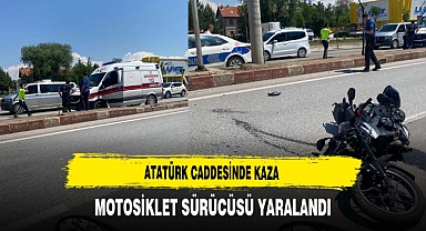 Atatürk Caddesinde Kaza Motosiklet Sürücüsü Yaralandı
