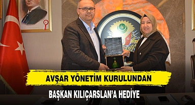 Avşar Yönetim Kurulundan Başkan Kılıçarslan'a Hediye