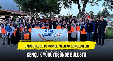 İL MÜDÜRLÜĞÜ PERSONELİ VE AFAD GÖNÜLLÜLERİ GENÇLİK YÜRÜYÜŞÜNDE BULUŞTU
