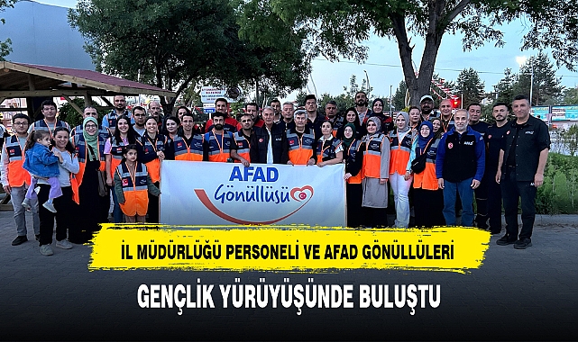 İL MÜDÜRLÜĞÜ PERSONELİ VE AFAD GÖNÜLLÜLERİ GENÇLİK YÜRÜYÜŞÜNDE BULUŞTU