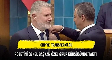 İYİ PARTİ'DEN CHP'YE GEÇTİ ROZETİNİ GENEL BAŞKAN ÖZEL TAKTI