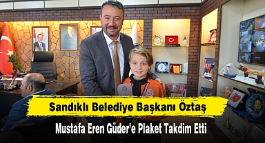 Sandıklı Belediye Başkanı Öztaş Mustafa Eren Güder’e Plaket Takdim Etti