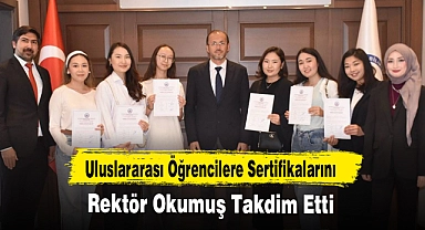 Uluslararası Öğrencilere Sertifikalarını Rektör Okumuş Takdim Etti