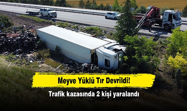 Meyve Yüklü Tır Devrildi!  Trafik kazasında 2 kişi yaralandı