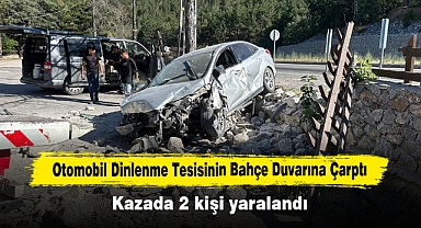 Otomobil Dinlenme Tesisinin Bahçe Duvarına Çarptı: Kazada 2 kişi yaralandı