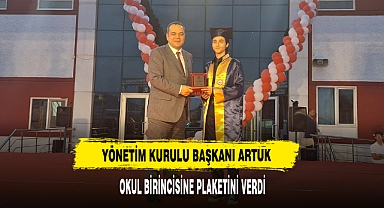 Yönetim Kurulu Başkanı Artuk Okul Birincisine Plaketini Verdi