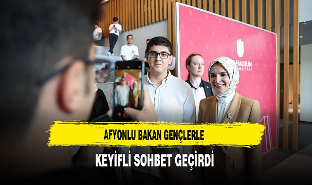 Afyonlu Bakan Gençlerle Keyifli Sohbet Geçirdi