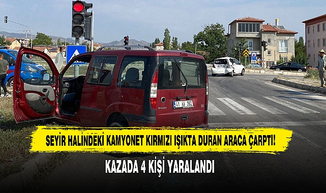 Seyir Halindeki Kamyonet Kırmızı Işıkta Duran Araca Çarptı!