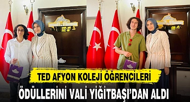 TED AFYON KOLEJİ ÖĞRENCİLERİ ÖDÜLLERİNİ VALİ YİĞİTBAŞI'DAN ALDI