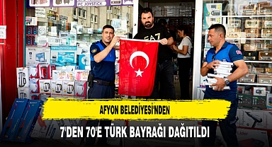 Afyon Belediyesi'nden 7'den 70'e Türk Bayrağı Dağıtıldı