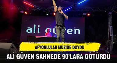 ALİ GÜVEN SAHNEDE 90’LARA GÖTÜRDÜ