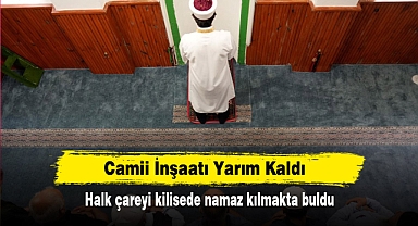 Camii İnşaatı Yarım Kaldı: Halk çareyi kilisede namaz kılmakta buldu...