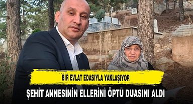 Bir Evlat Edasıyla Yaklaşıyor Şehit Annesinin Ellerini Öptü Duasını Aldı