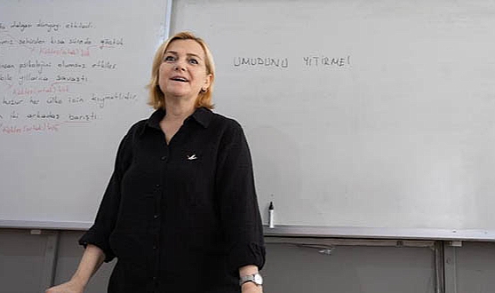 Enkazdan 25. saatte kurtulan Aslı öğretmen, mesleğine geri döndü