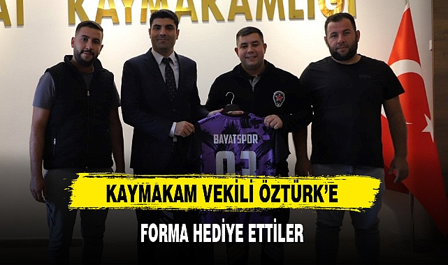 KAYMAKAM VEKİLİ ÖZTÜRK'E FORMA HEDİYE ETTİLER