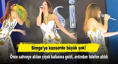 Simge'ye konserde büyük şok!  Önce sahneye atılan çiçek kafasına geldi, ardından telefon atıldı