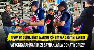 Afyon’da Cumhuriyet Bayramı İçin Bayrak Dağıtımı Yapıldı