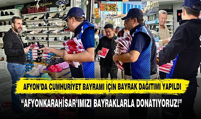 Afyon’da Cumhuriyet Bayramı İçin Bayrak Dağıtımı Yapıldı