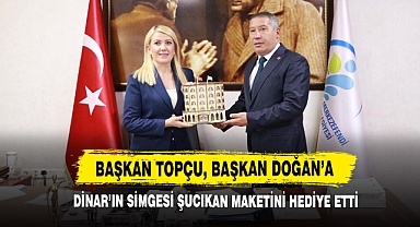 Başkan Topçu, Başkan Doğan’a Dinar’ın Simgesi Şucıkan Maketini Hediye Etti