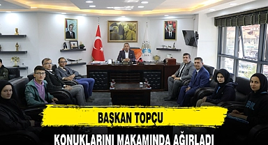 BAŞKAN TOPÇU KONUKLARINI MAKAMINDA AĞIRLADI