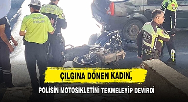 Çılgına Dönen Kadın, Polisin Motosikletini Tekmeleyip Devirdi