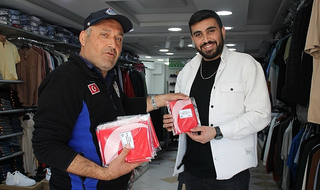 DİNAR BELEDİYESİ TARAFINDAN VATANDAŞLARA TÜRK BAYRAĞI HEDİYE EDİLDİ