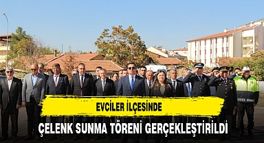 EVCİLER İLÇESİNDE ÇELENK SUNMA TÖRENİ GERÇEKLEŞTİRİLDİ