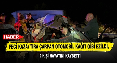 Feci Kaza: Tıra Çarpan Otomobil Kağıt Gibi Ezildi, 2 Kişi Hayatını Kaybetti
