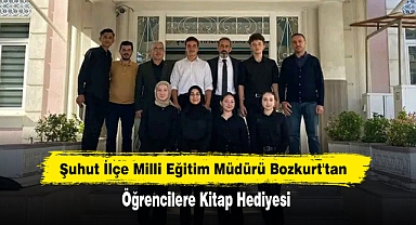 Şuhut İlçe Milli Eğitim Müdürü Bozkurt'tan Öğrencilere Kitap Hediyesi