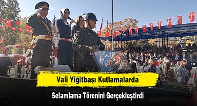 Vali Yiğitbaşı Kutlamalarda Selamlama Törenini Gerçekleştirdi