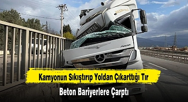 KAMYONUN SIKIŞTIRIP YOLDAN ÇIKARTTIĞI TIR, BETON BARİYERLERE ÇARPTI