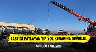 Lastiği Patlayan Tır Yol Kenarına Devrildi, Sürücü Yaralandı