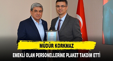 MÜDÜR KORKMAZ, EMEKLİ OLAN PERSONELLERİNE PLAKET TAKDİM ETTİ