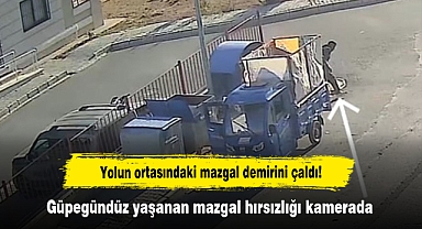 Yolun ortasındaki mazgal demirini çaldı! Güpegündüz yaşanan mazgal hırsızlığı kamerada
